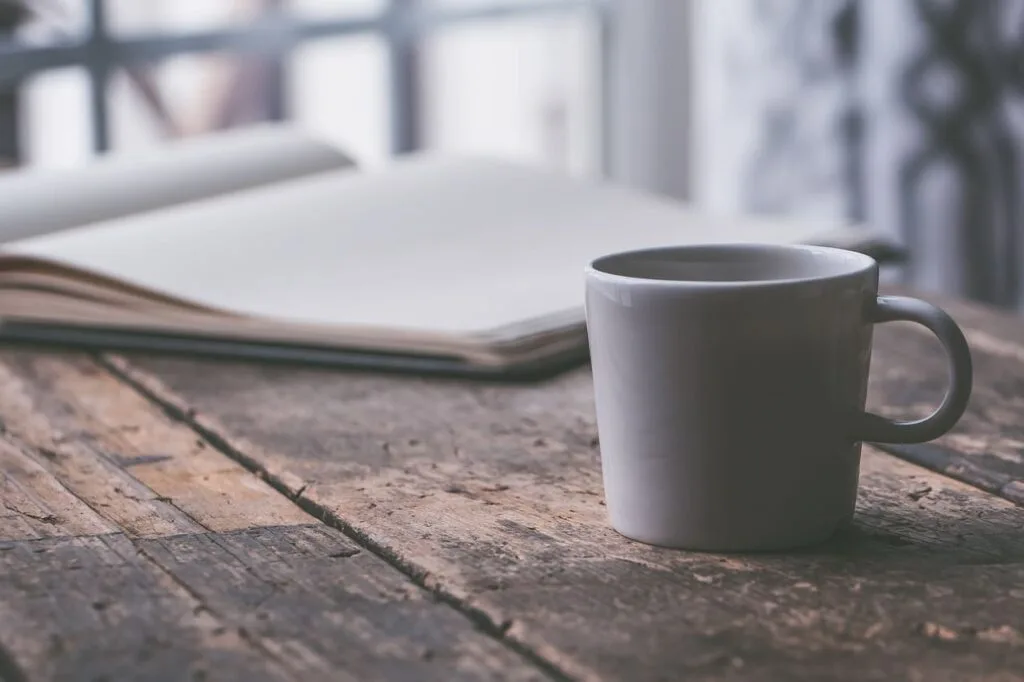 Tasse de thé sur une table pour illustre l'article sur les rituels du thé dans le monde
